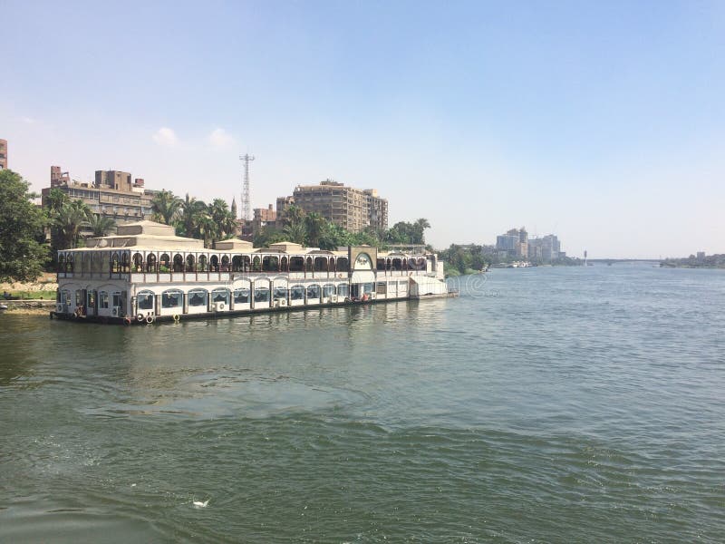 Restaurantschiff, das den Nil, Kairo, Ägypten segelt stockfoto Restaurantschiff, das den Nil, Kairo, Ägypten segelt stockfoto