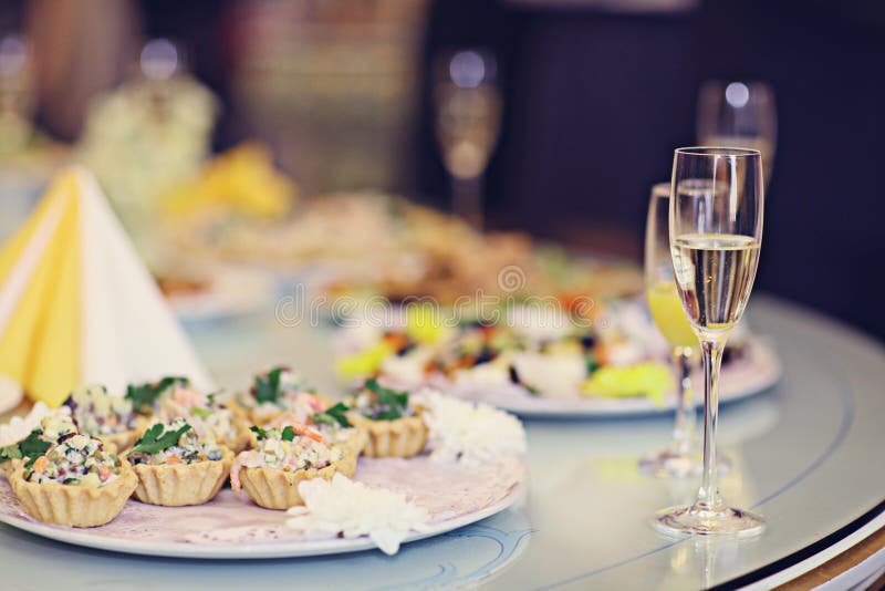 Restaurantumhüllungssaft-Champagnergläser stockbild Restaurantumhüllungssaft-Champagnergläser stockbild