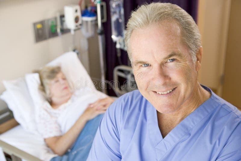 rester de sourire de pièce de patients de docteur images libres de droits rester de sourire de pièce de patients de docteur images libres de droits