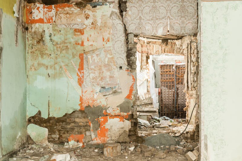 Restes d'abandonner intérieur endommagé et détruit de maison par la grenade écossant avec le toit et le mur effondrés dans le sel photographie stock libre de droits Restes d'abandonner intérieur endommagé et détruit de maison par la grenade écossant avec le toit et le mur effondrés dans le sel photographie stock libre de droits