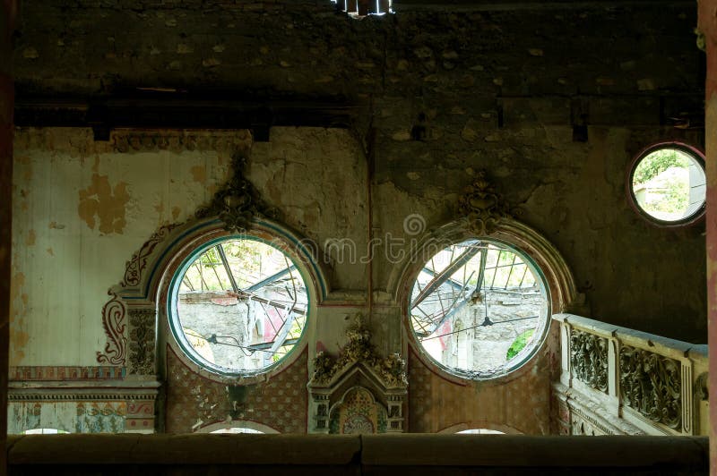 Restes de l'intérieur abandonné de maison de villa démoli dans la guerre et laissé à l'effondrement images libres de droits Restes de l'intérieur abandonné de maison de villa démoli dans la guerre et laissé à l'effondrement images libres de droits