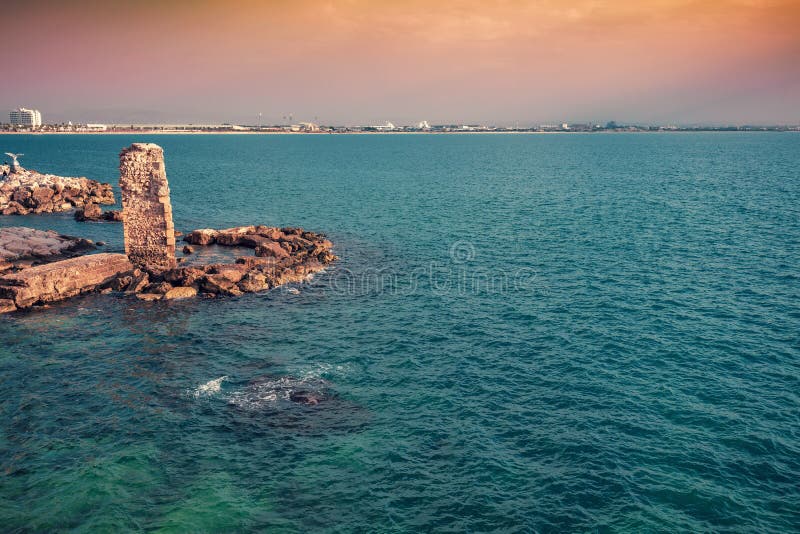 Resti del porto di Pisan nella città vecchia di Akko fotografie stock libere da diritti Resti del porto di Pisan nella città vecchia di Akko fotografie stock libere da diritti