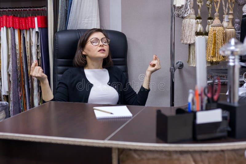 Resto da mulher de negócios e meditação, ioga foto de stock royalty free Resto da mulher de negócios e meditação, ioga foto de stock royalty free