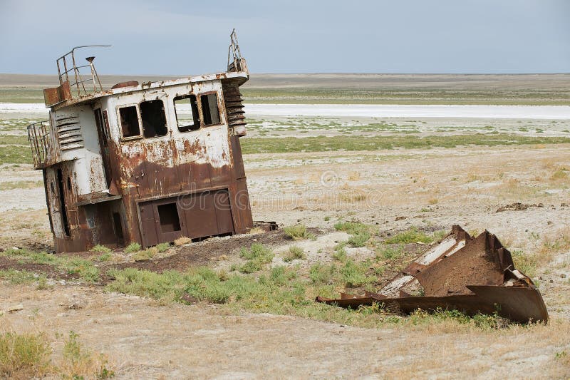 Restos aherrumbrados del barco de pesca en la cama de mar del mar de Aral, Aralsk, Kazajistán fotografía de archivo Restos aherrumbrados del barco de pesca en la cama de mar del mar de Aral, Aralsk, Kazajistán fotografía de archivo