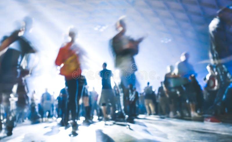 Resuma a la gente borrosa que baila en el evento del concierto del festival de la noche del partido de la música imagen de archivo libre de regalías Resuma a la gente borrosa que baila en el evento del concierto del festival de la noche del partido de la música imagen de archivo libre de regalías