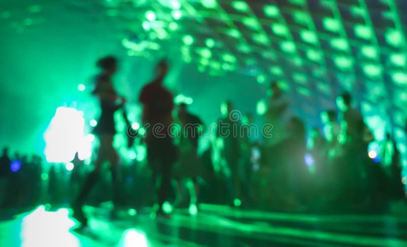Resuma a la gente borrosa que se mueve encendido y que baila en el club de la música foto de archivo Resuma a la gente borrosa que se mueve encendido y que baila en el club de la música foto de archivo