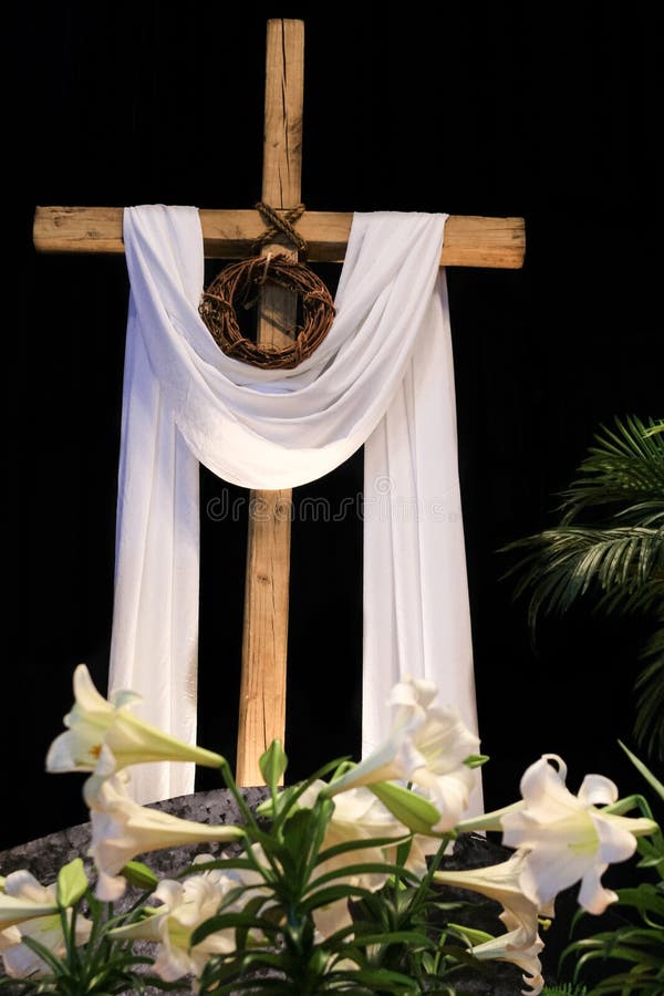 Resurrección de Pascua - lirios, cruz y corona de espinas