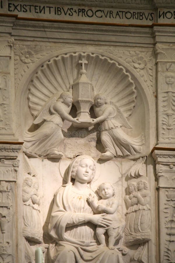 Retablo con el bajorrelieve de la Virgen María fotos de archivo Retablo con el bajorrelieve de la Virgen María fotos de archivo