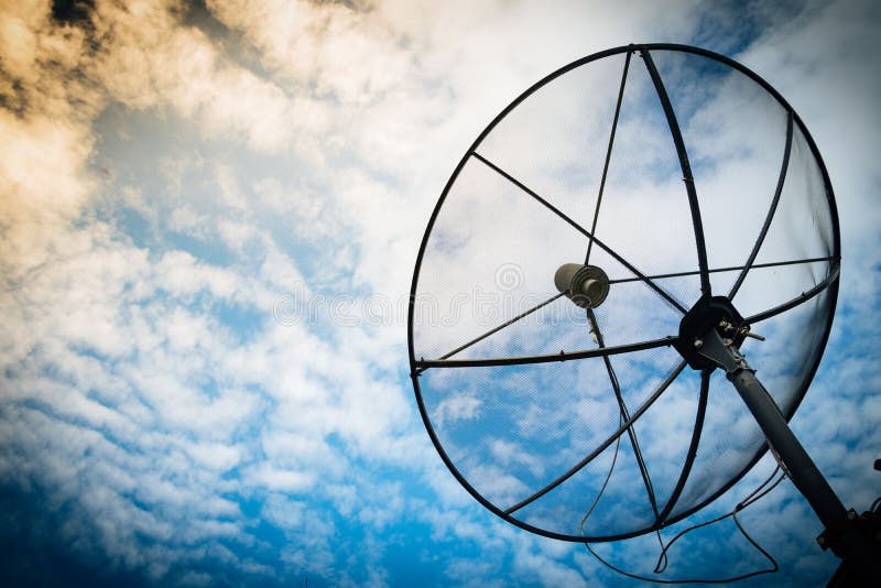 Rete di tecnologia della comunicazione dei riflettori parabolici con il sole e w fotografia stock Rete di tecnologia della comunicazione dei riflettori parabolici con il sole e w fotografia stock