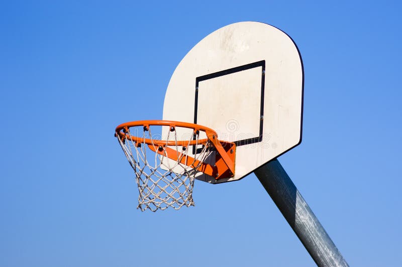 Rete esterna di pallacanestro. Rete all'aperto di pallacanestro con un chiaro cielo blu