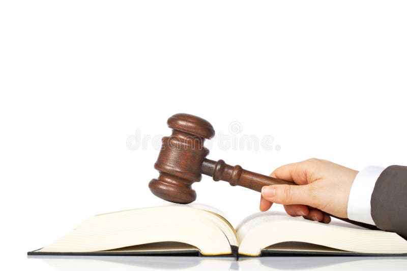 Retenir un marteau en bois au-dessus du livre de loi photos libres de droits