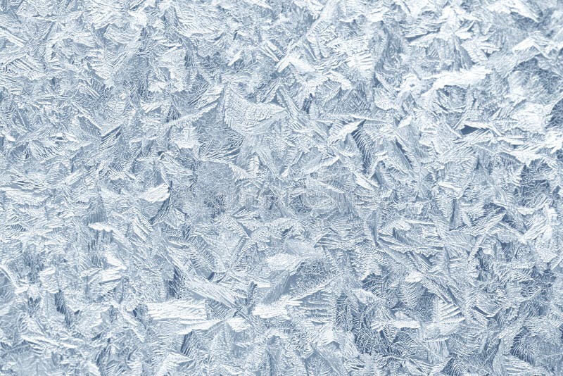 Reticoli di gelo sul vetro di finestra in inverno Struttura di vetro glassato blu