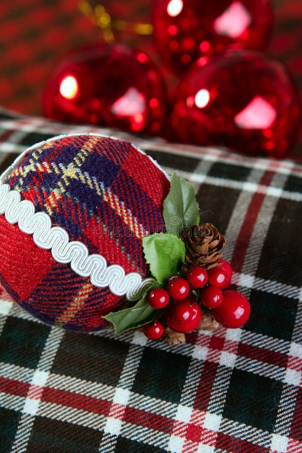 Reticolo dello Scottish della sfera della decorazione di natale fotografia stock Reticolo dello Scottish della sfera della decorazione di natale fotografia stock