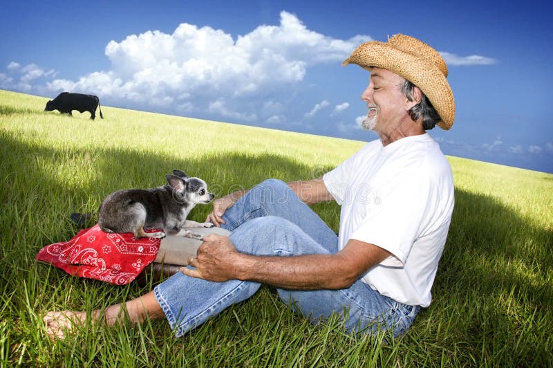 Un anziano uomo urbano con una capra roper cappello da cowboy parla con il suo vecchio cane chihuahua.