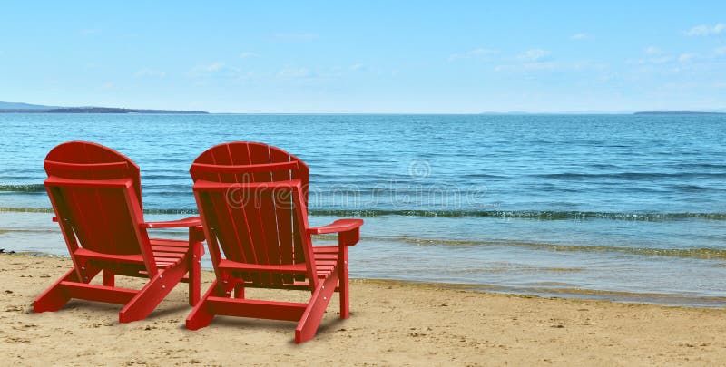 Odchod do důchodu Ambice a finanční plánování symbol se dvěma prázdnými modré adirondack židle sedí na tropické písčité pláži s výhledem na oceán jako obchodní koncepce budoucí úspěšné investiční strategie.