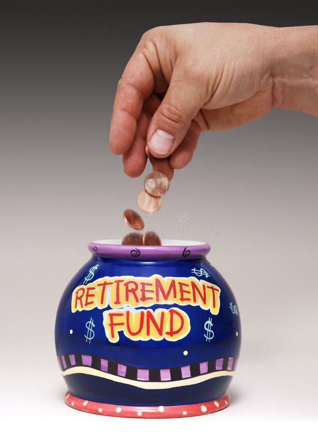 Ruka klesá haléře do nádoby označené penzijního Fondu.