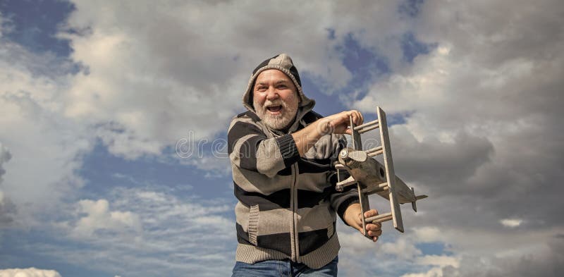 Retiro feliz. abuelo mayor con juguete. anciano jubilado al aire libre. anciano jubilado imágenes de archivo libres de regalías
