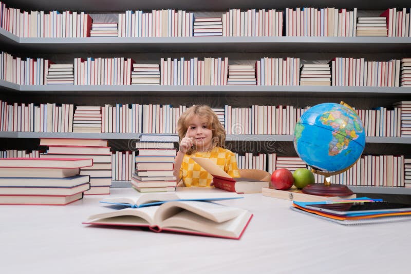 Retour à l'école. école et élèves en classe. éducation des enfants. étude et apprentissage. écolier dans photo stock
