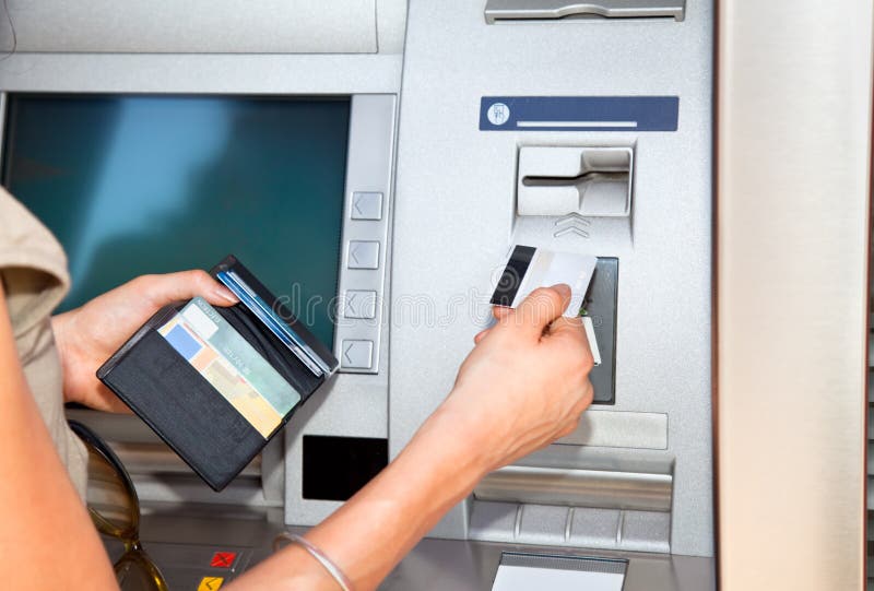 Retrait d'espèces avec le visa de carte photographie stock libre de droits Retrait d'espèces avec le visa de carte photographie stock libre de droits