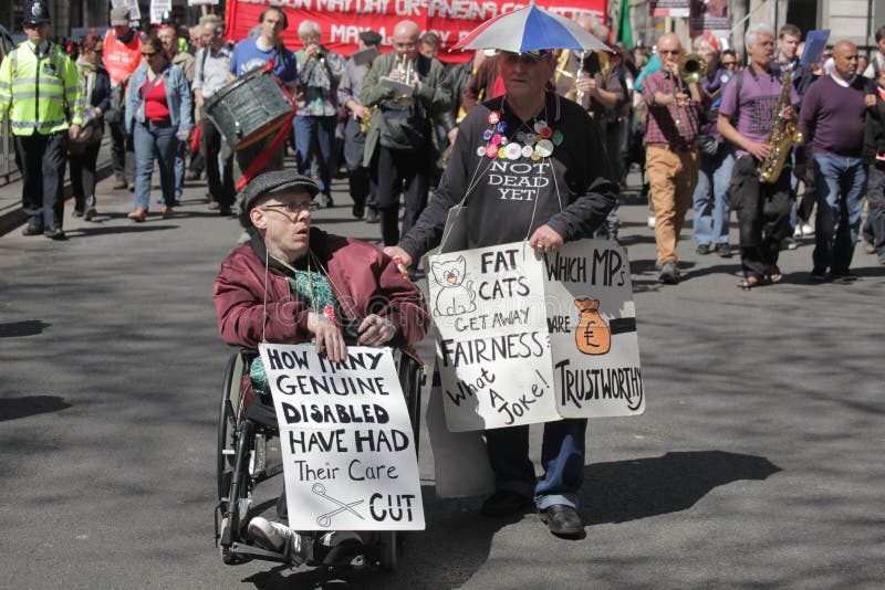 Retraités et handicapé contre des coupes image libre de droits Retraités et handicapé contre des coupes image libre de droits