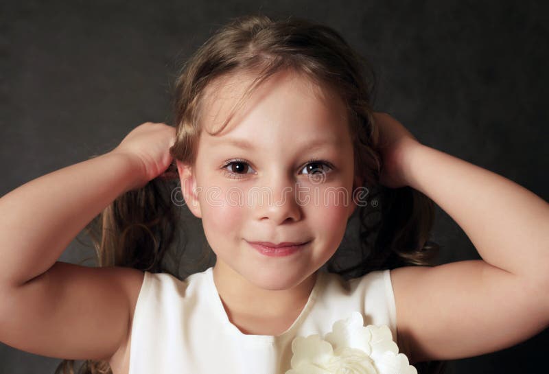 Retrato Da Menina Da Criança De 5 Anos Imagem de Stock - Imagem de