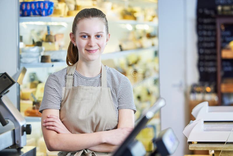 Retrato a adolescente trabajando en tienda de delicatessen food shop como experiencia laboral