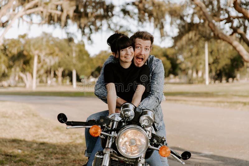 Retrato adorable de amor de dos personas de moda modernas adultas jovenes apuestas atractivas Guy Girl Couple Kissing y abrazo foto de archivo Retrato adorable de amor de dos personas de moda modernas adultas jovenes apuestas atractivas Guy Girl Couple Kissing y abrazo foto de archivo