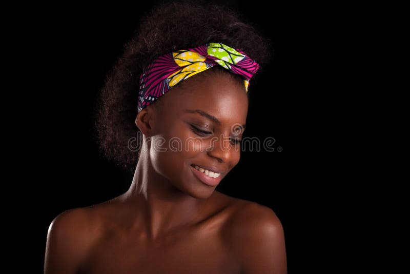 Retrato africano bonito novo da mulher, sobre a parte traseira do preto foto de stock royalty free Retrato africano bonito novo da mulher, sobre a parte traseira do preto foto de stock royalty free