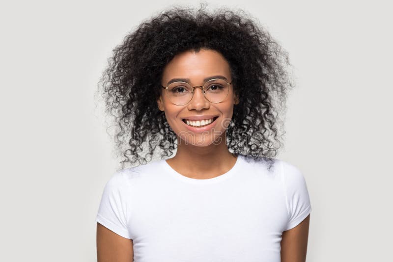 Retrato afroamericano sonriente con gafas fotografía de archivo