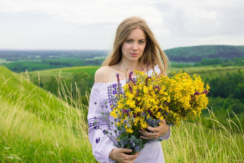 Retrato al aire libre de la mujer rubia hermosa, chica joven atractiva en campo de la manzanilla con las flores Muchacha hermosa imágenes de archivo libres de regalías Retrato al aire libre de la mujer rubia hermosa, chica joven atractiva en campo de la manzanilla con las flores Muchacha hermosa imágenes de archivo libres de regalías