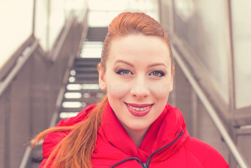 Retrato al aire libre de una hermosa mujer con abrigo rojo fotos de archivo libres de regalías Retrato al aire libre de una hermosa mujer con abrigo rojo fotos de archivo libres de regalías