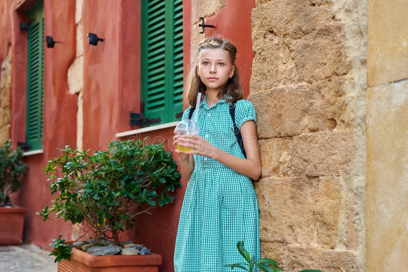 Retrato al aire libre de una niña bastante preadolescente con un vaso de limonada. imágenes de archivo libres de regalías