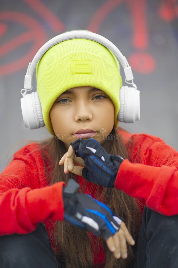 Retrato al aire libre de una niña de nueve años en el primer plano de los auriculares. está preocupada por los problemas de crecer fotos de archivo libres de regalías