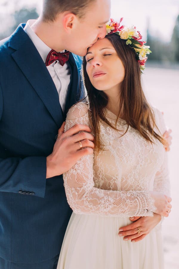 Retrato al aire libre del abarcamiento sensual feliz de los pares de la boda El novio hermoso que detiene a su bastante nueva esp foto de archivo libre de regalías Retrato al aire libre del abarcamiento sensual feliz de los pares de la boda El novio hermoso que detiene a su bastante nueva esp foto de archivo libre de regalías