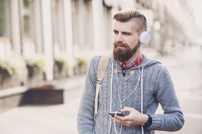 Retrato al aire libre del hombre joven moderno con el teléfono elegante en la calle fotos de archivo Retrato al aire libre del hombre joven moderno con el teléfono elegante en la calle fotos de archivo