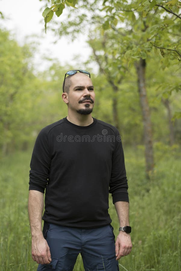 Retrato al aire libre del hombre real en el bosque fotografía de archivo