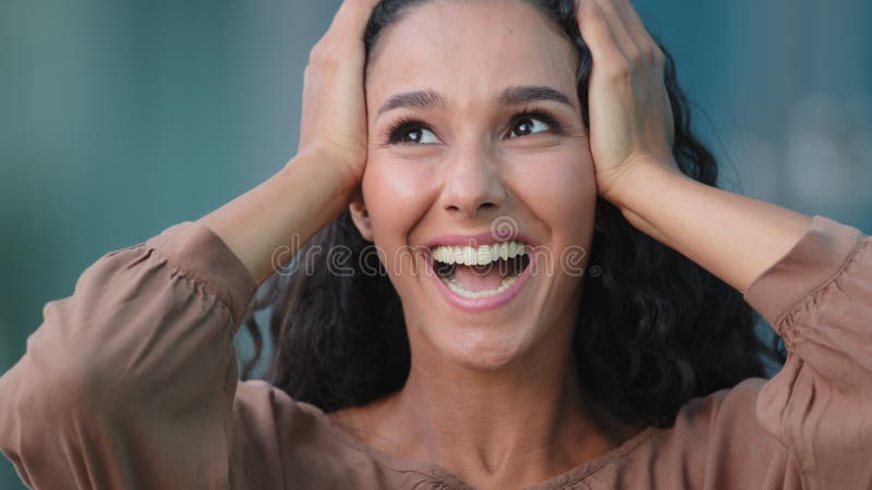 Retrato al aire libre hispana emotiva brunette sorprendida entusiasta mujer asombrada y astonish se siente felicidad de shock