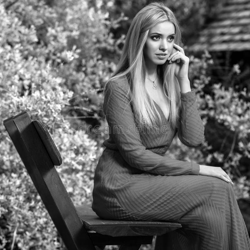 retrato al aire libre Negro-blanco de la mujer rubia sonriente de los jóvenes hermosos en vestido largo elegante fotografía de archivo retrato al aire libre Negro-blanco de la mujer rubia sonriente de los jóvenes hermosos en vestido largo elegante fotografía de archivo