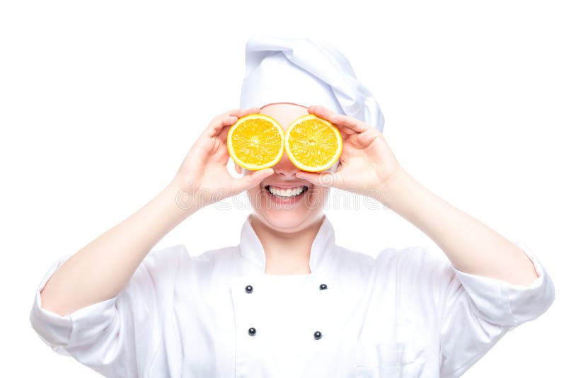 retrato alegre de un cocinero con las naranjas en el fondo blanco fotos de archivo retrato alegre de un cocinero con las naranjas en el fondo blanco fotos de archivo
