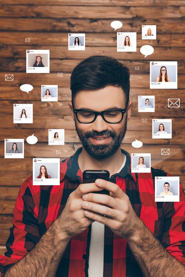 Retrato alegre sorrindo ele seu indivíduo novo que conversa o telefone esperto dedicado em linha senta imagens da ilustração do I fotos de stock royalty free Retrato alegre sorrindo ele seu indivíduo novo que conversa o telefone esperto dedicado em linha senta imagens da ilustração do I fotos de stock royalty free