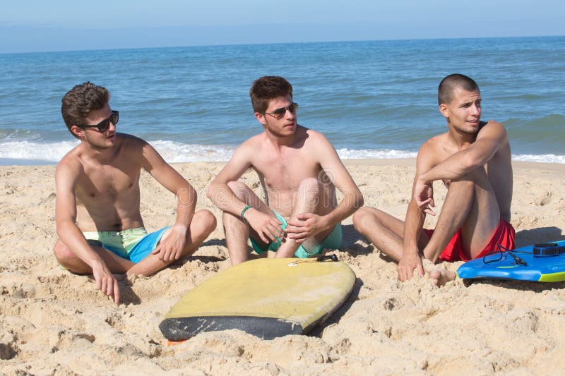 Retrato 3 amigos bodyboarders imagen de archivo