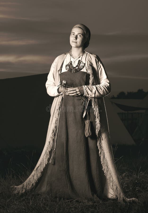 Retrato antiguo en el crecimiento completo de mujeres eslavas a partir del pasado imágenes de archivo libres de regalías Retrato antiguo en el crecimiento completo de mujeres eslavas a partir del pasado imágenes de archivo libres de regalías