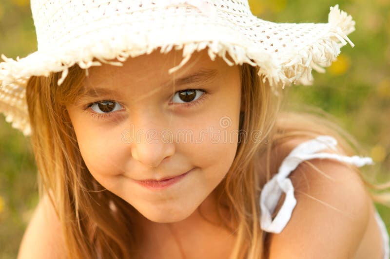 Retrato ao ar livre de uma rapariga adolescente fofa fotografia de stock