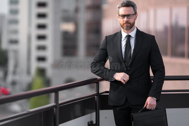 Trabalhador Da Construção Civil Em Casa Em Construção. Trabalhador Da  Construção De Um Homem, Um Local De Trabalho. Retrato Do Con Foto de Stock  - Imagem de casa, empregado: 278076726