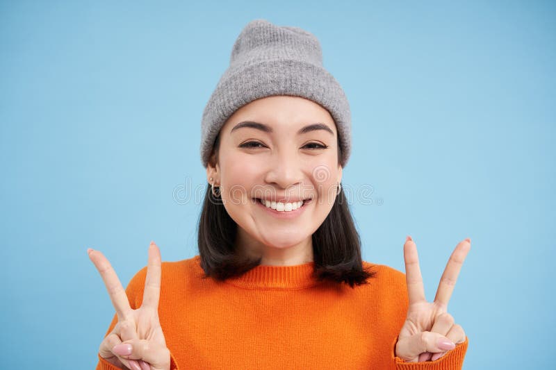 Retrato De Menina Morena Sorridente Kawaii Em Roupas De Verão Da Moda,  Mostrando Gestos De Paz Perto Do Rosto E Olhando Otimista, Promover Site De  Compras Ou Ofertas Especiais No Banner, Fundo