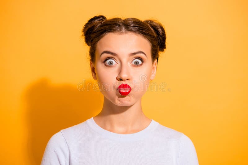 Retrato ascendente cercano de la se?ora joven agradable que enga?a alrededor de soplar sus mejillas que ponen mala cara sus labio fotos de archivo libres de regalías Retrato ascendente cercano de la se?ora joven agradable que enga?a alrededor de soplar sus mejillas que ponen mala cara sus labio fotos de archivo libres de regalías