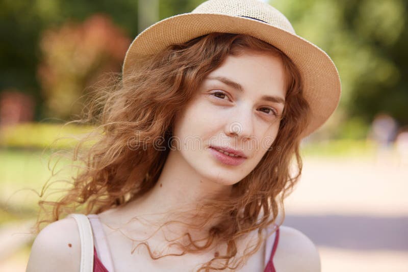 Retrato ascendente cercano de la señora joven atractiva en sombrero de paja Mujer encantadora cabelluda astuta con los ojos marro fotografía de archivo Retrato ascendente cercano de la señora joven atractiva en sombrero de paja Mujer encantadora cabelluda astuta con los ojos marro fotografía de archivo