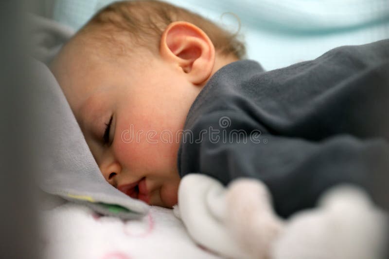 Retrato ascendente próximo da cara bonito do bebê do sono fotografia de stock Retrato ascendente próximo da cara bonito do bebê do sono fotografia de stock