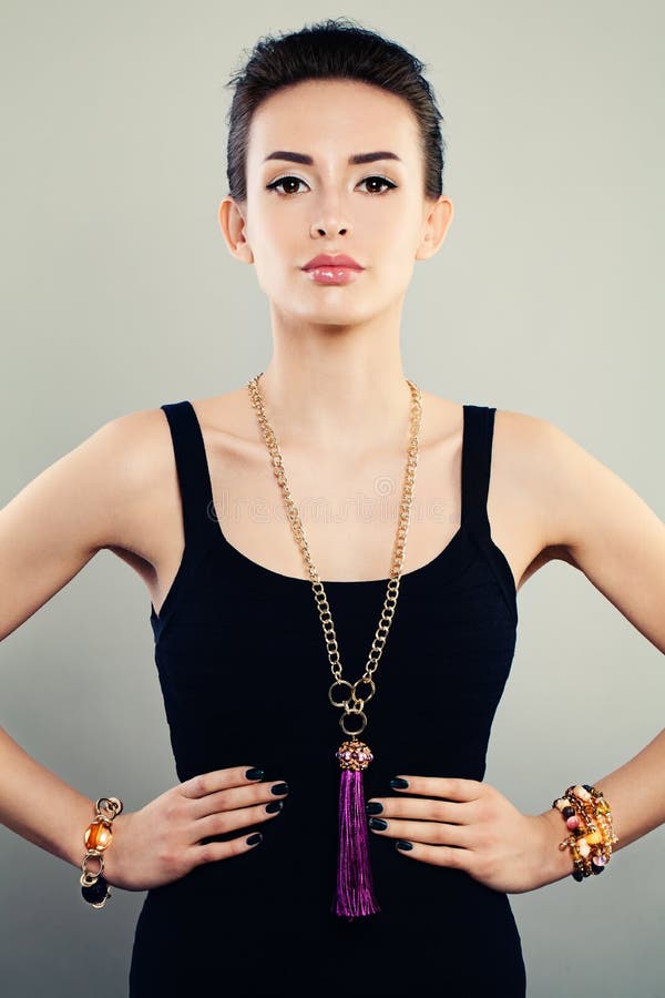 Retrato atractivo del modelo de moda hermoso de la mujer con joyería imágenes de archivo libres de regalías Retrato atractivo del modelo de moda hermoso de la mujer con joyería imágenes de archivo libres de regalías