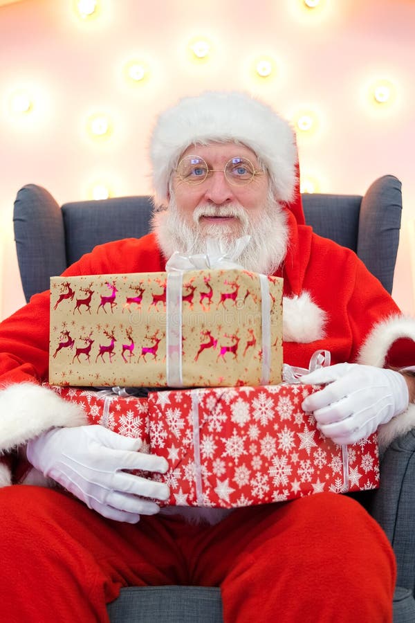 Papai Noel Dá Um Presente Para a Garota No Shopping Mall Noel Autêntico  Falando E Jogando Jogos Surpresa Com Crianças Imagem de Stock - Imagem de  venda, santo: 200754171